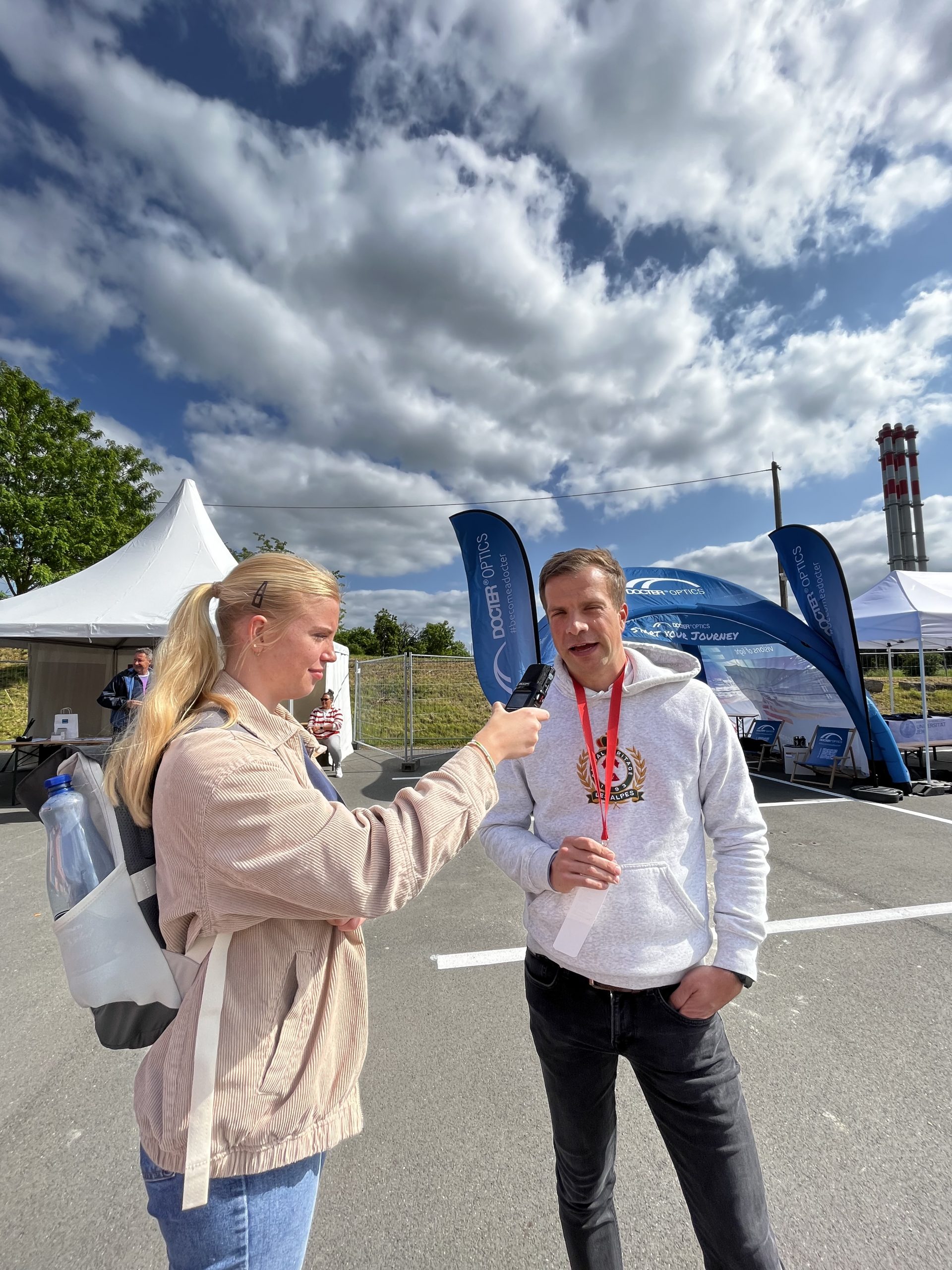 Ida Goerdten im Gespräch mit Andre Schmidt beim 12. Jenaer Firmenlauf