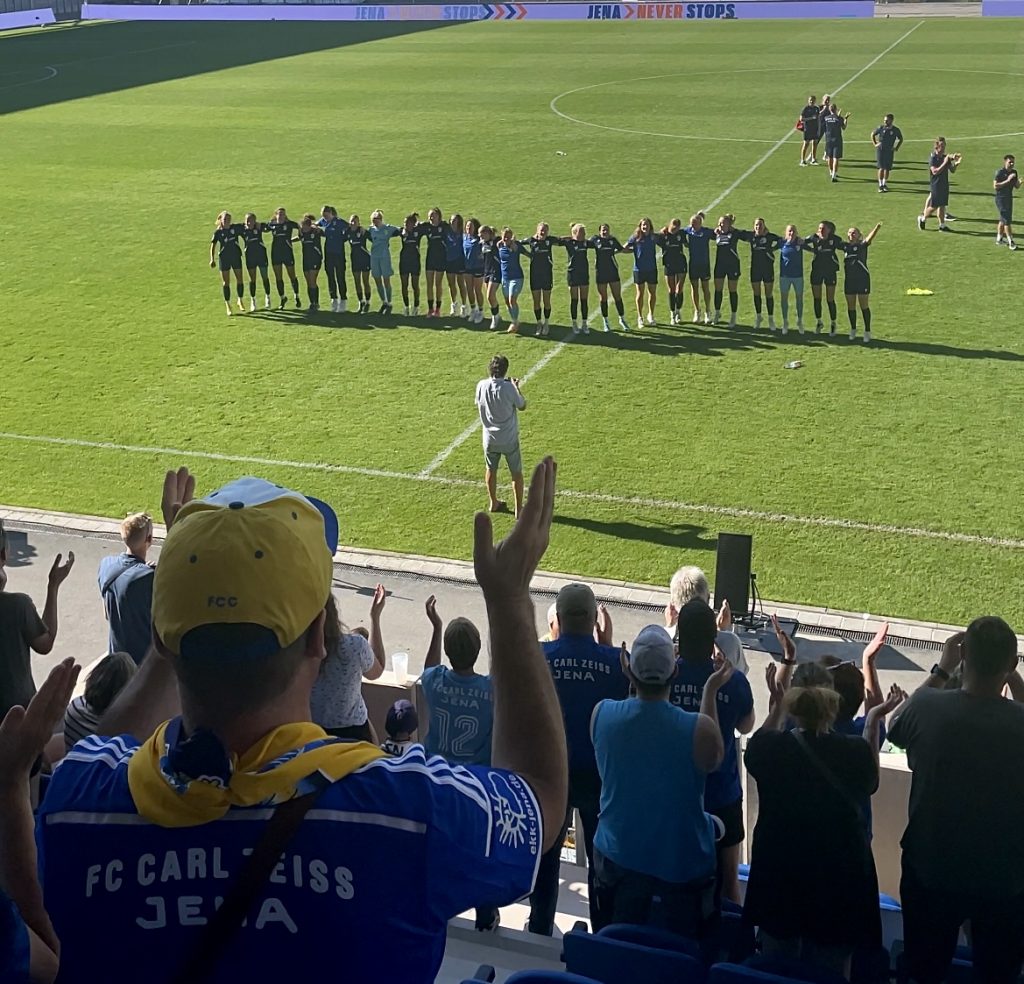 Die FCC-Frauen jubeln nach dem 1:0 Gewinn im Pokal gegen Nürnberg