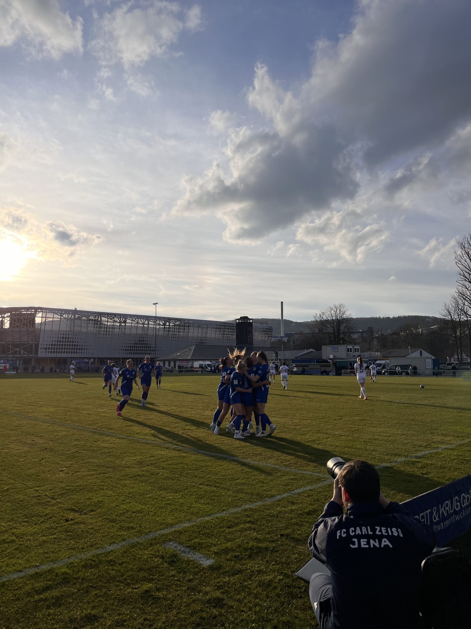 Die Frauen des FC Carl Zeiss Jena bejubeln einen Treffer