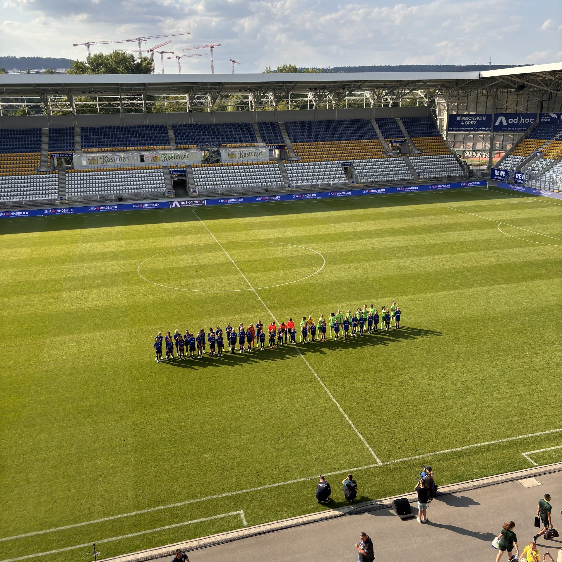 Die Frauen des FC Carl Zeiss Jena vor dem Testspiel gegen den VfL Wolfsburg