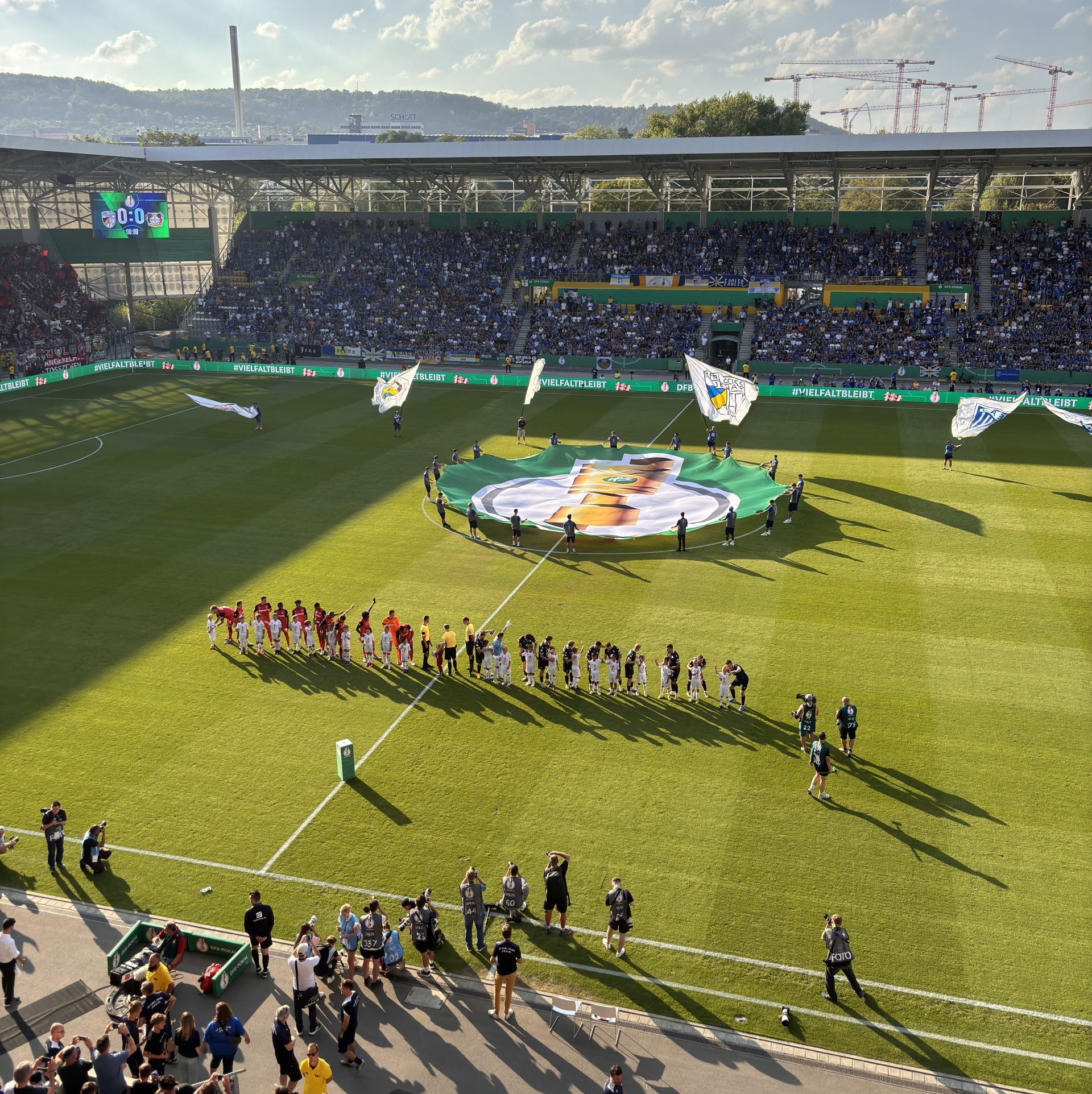 Der FC Carl Zeiss Jena im DFB-Pokal gegen Bayer 04 Leverkusen