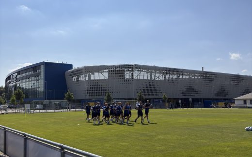 Die Spieler des FC Carl Zeiss Jena absolvieren ihre ersten Runden