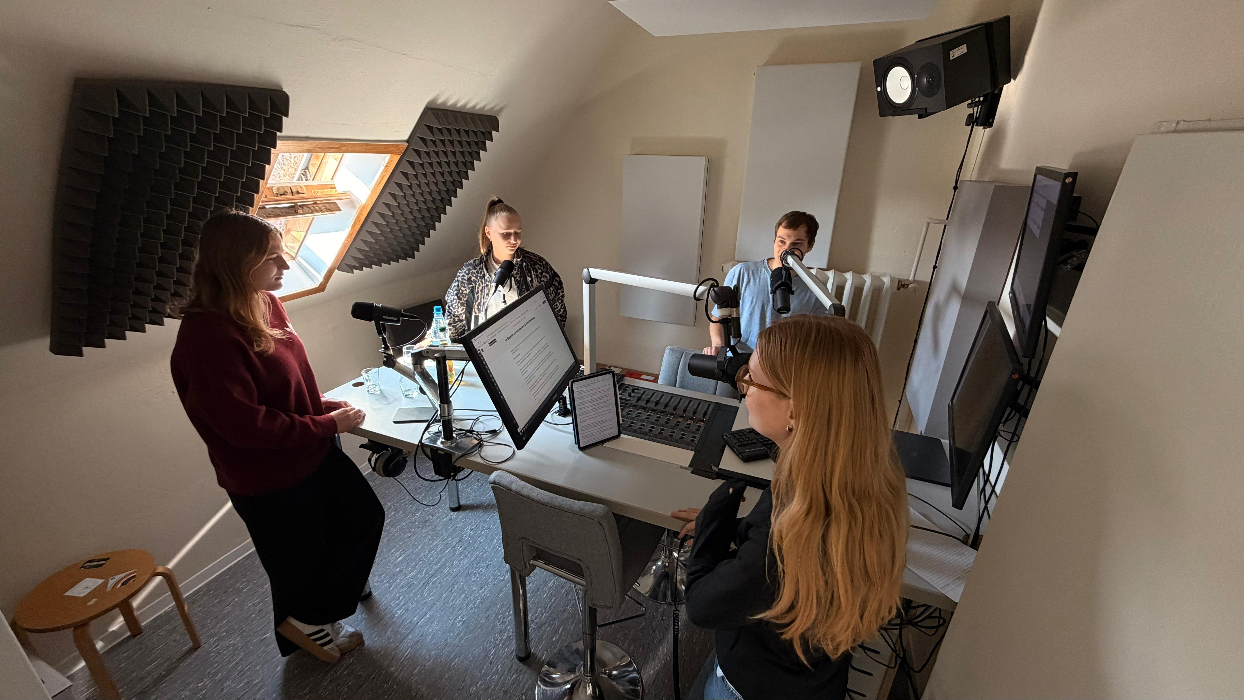 Isabella Jaron & Toma Ihlenburg im Studio des Campusradio Jena