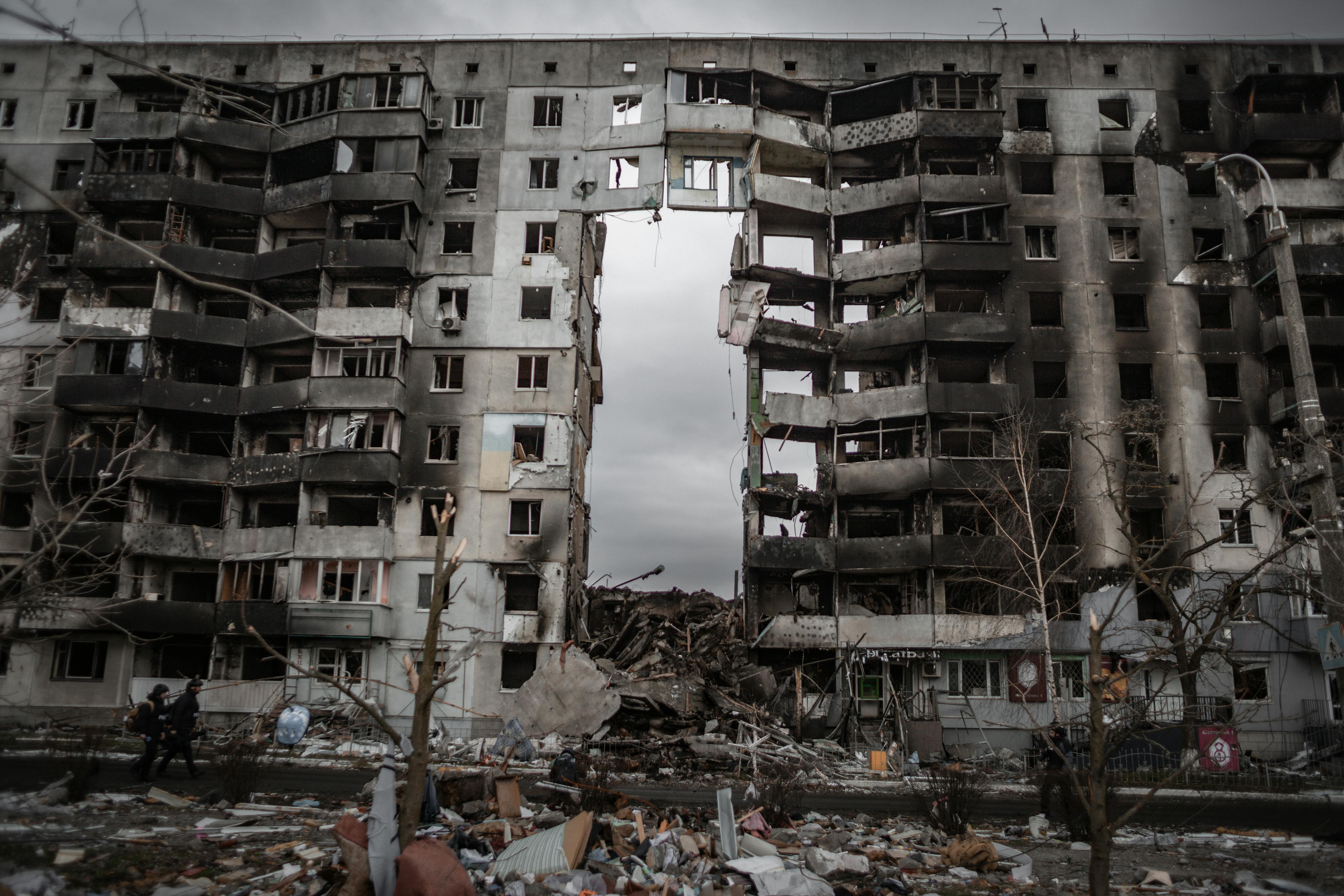 Ein zerstörter Wohnblock im ukrainischen Kriegsgebiet